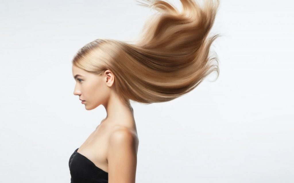 De qué manera se pueden usar comparación y metáfora en "su cabello