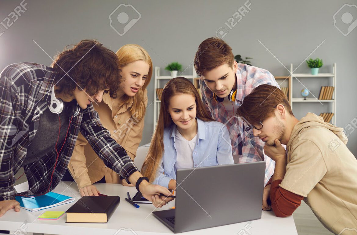 la imagen muestra a un grupo diverso de estudiantes sonriendo y colaborando en un aula