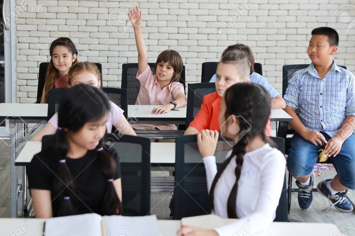 un grupo de estudiantes sonrientes participando en actividades extracurriculares en una escuela
