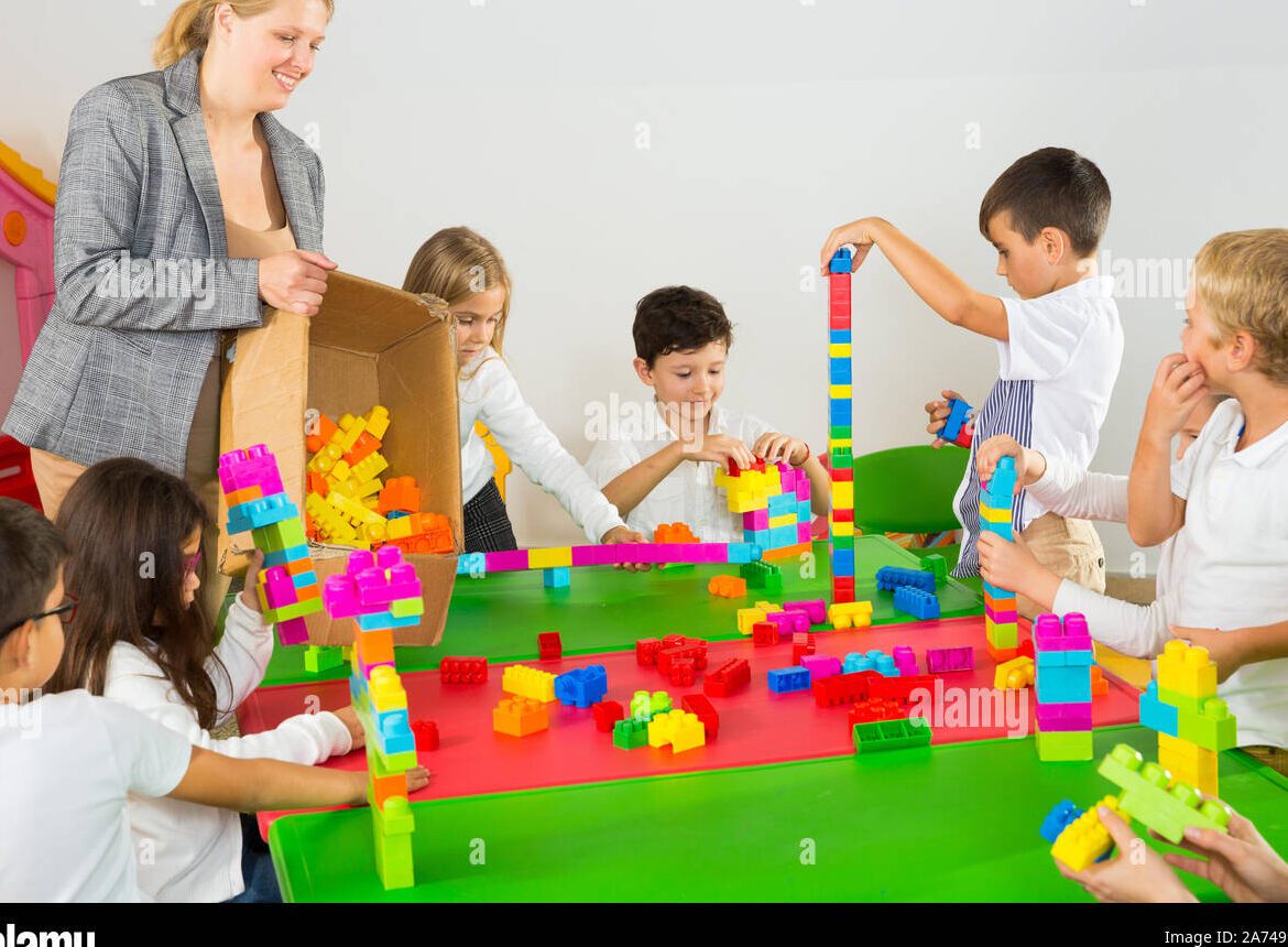 10 actividades educativas para niños de preescolar en casa 1 un grupo de ninos sonrientes jugando y aprendiendo en un entorno de hogar