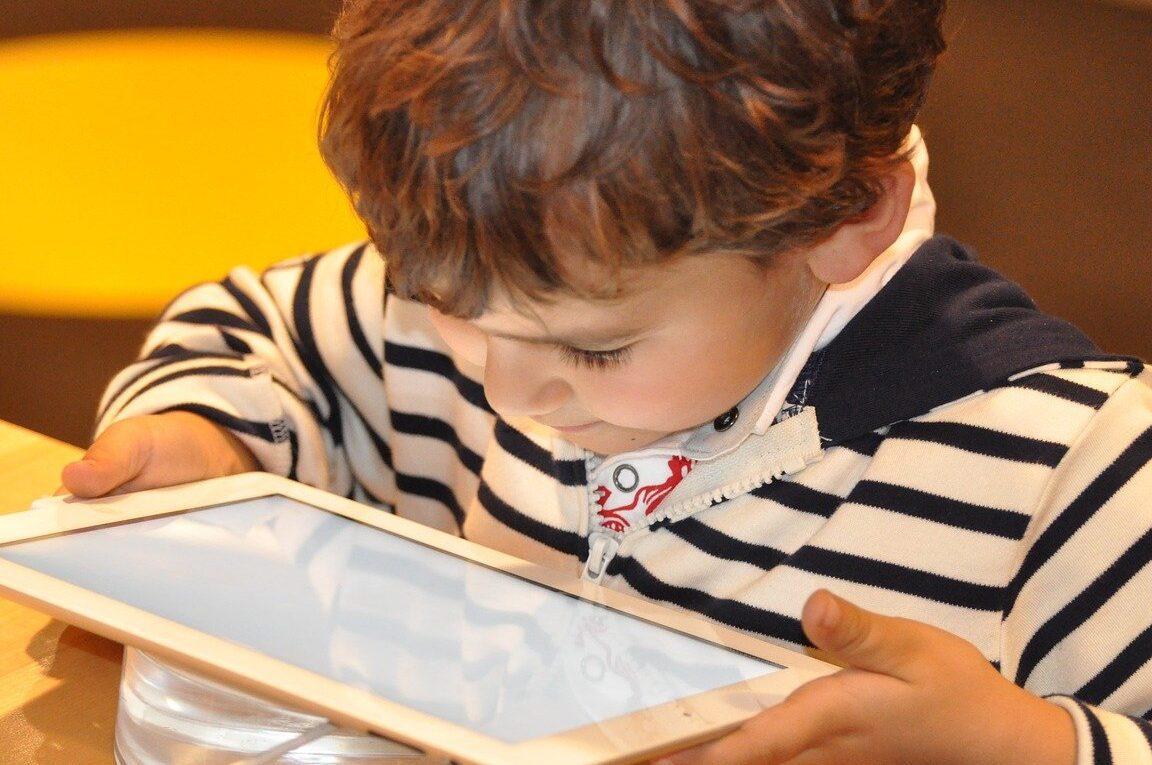 un nino leyendo un libro digital en una tablet