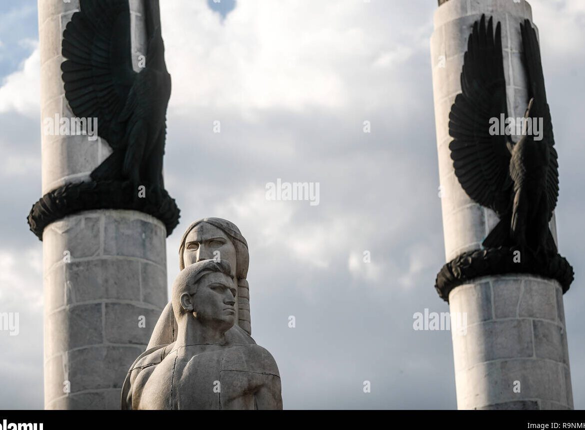 Niños Héroes de Chapultepec: Hechos Importantes en Primaria 1 una fotografia en blanco y negro de los seis monumentos de los ninos heroes en el castillo de chapultepec