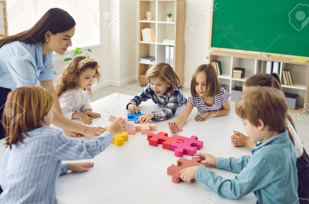 una imagen colorida de un aula de preescolar con ninos y maestros interactuando y aprendiendo juntos