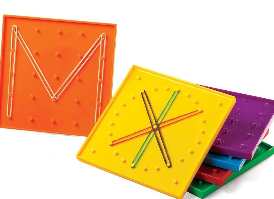 una imagen colorida de un geoplano con formas geometricas variadas