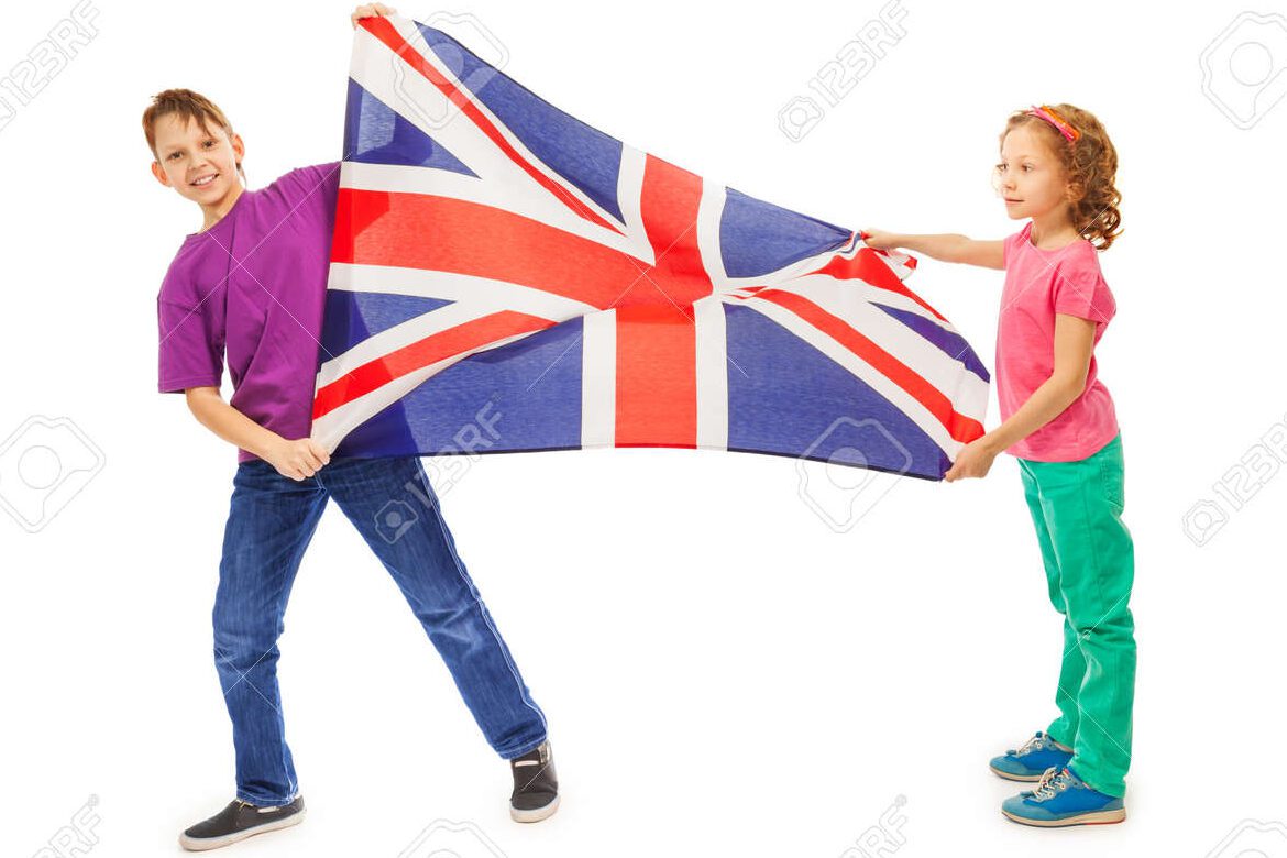 una imagen con ninos escolares ondeando banderas y sonriendo