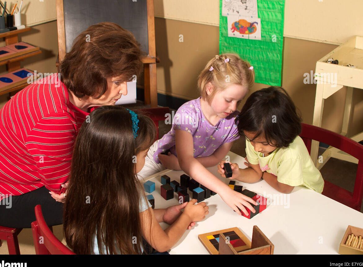 una imagen con tres ninos de diferentes edades trabajando juntos en un salon de clases