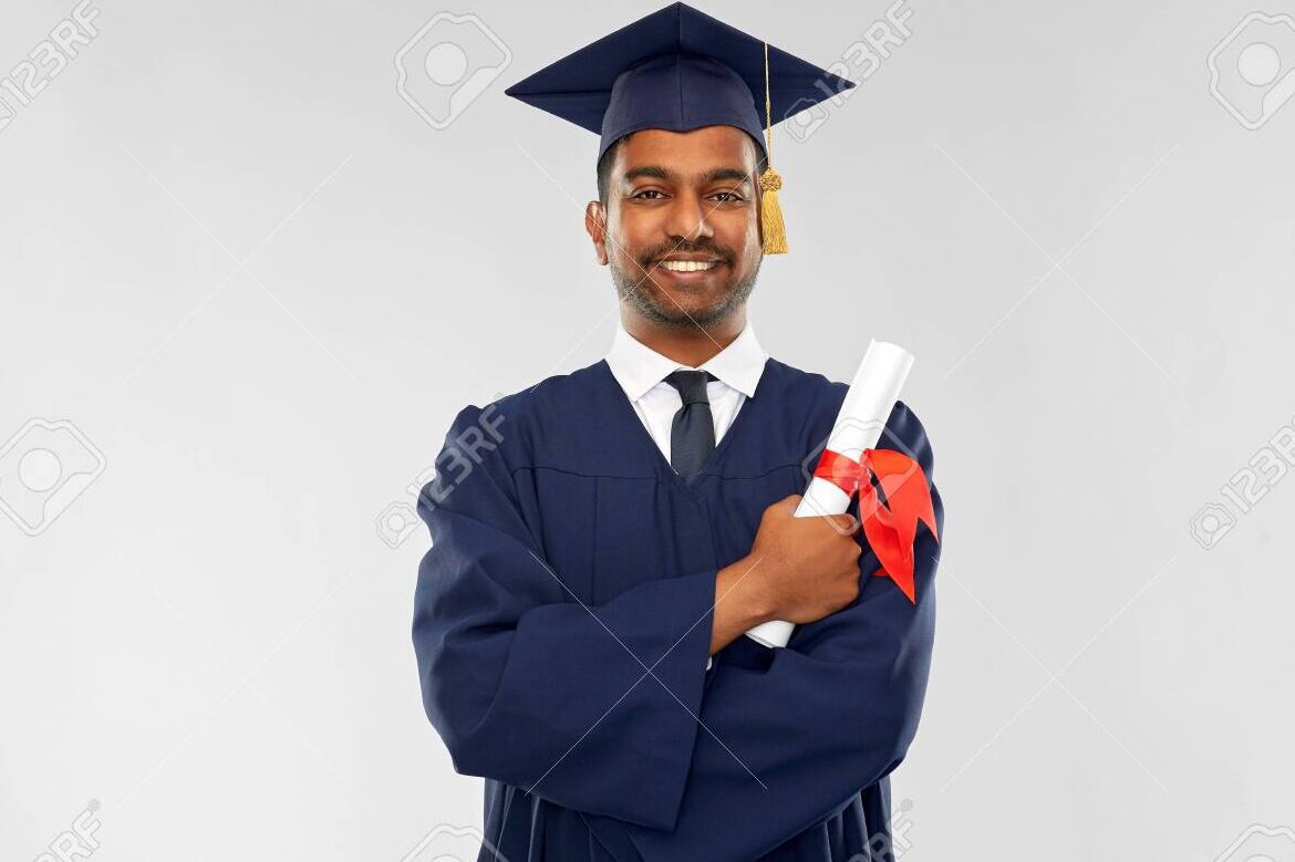 una imagen con un diploma y una persona sonriente