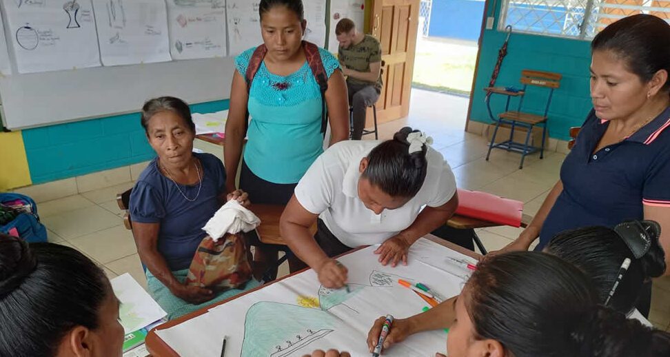 una imagen de un aula escolar con estudiantes participando activamente en actividades practicas y colaborativas