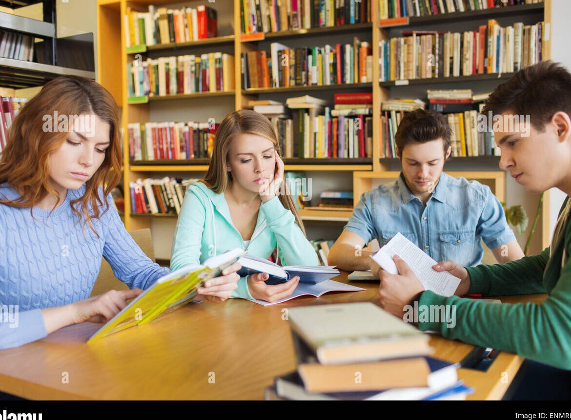 una imagen de un estudiante leyendo un libro en una biblioteca