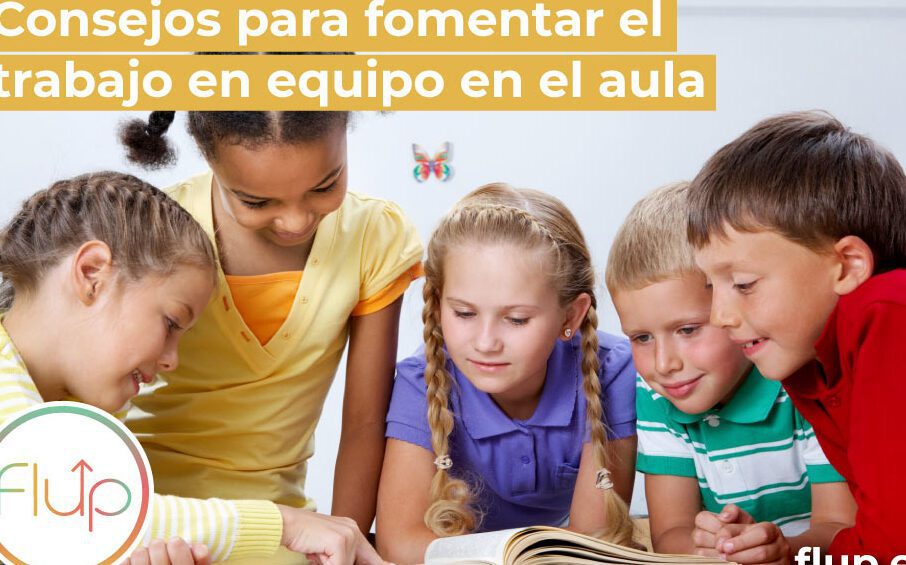 una imagen de un grupo de estudiantes trabajando en equipo en un proyecto en el aula