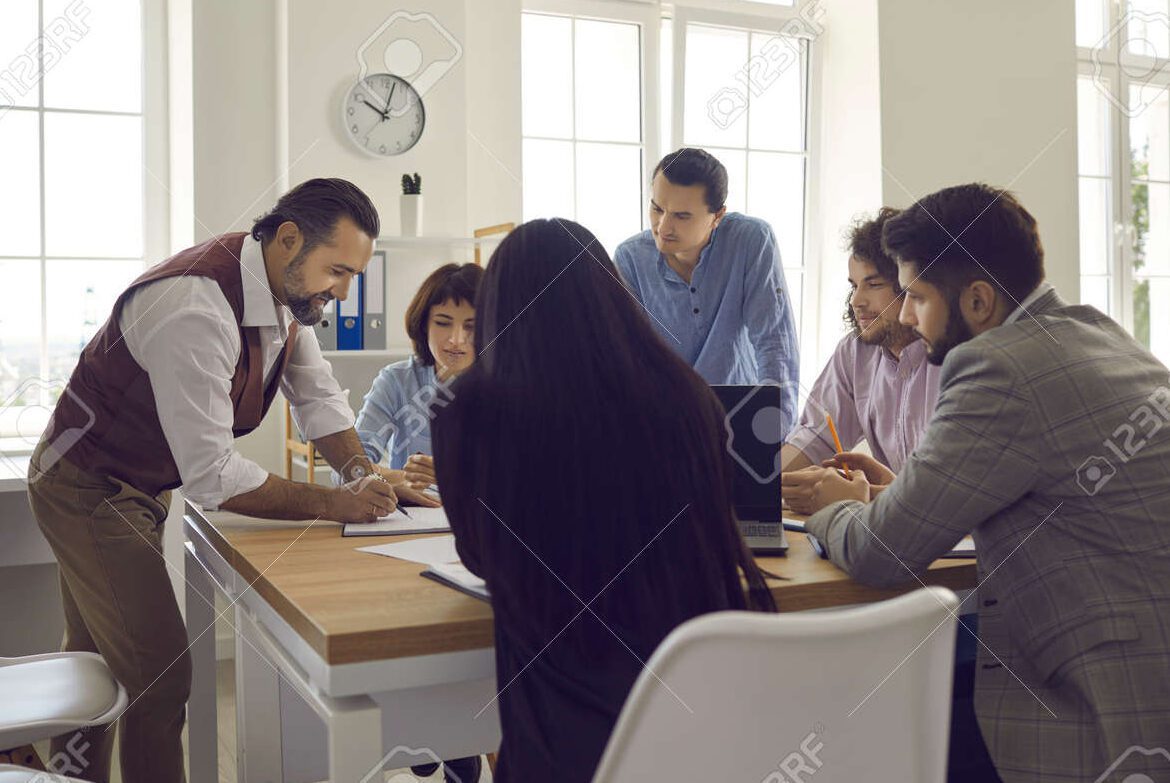 Consejo Técnico Escolar: Guía para el éxito educativo 1 una imagen de un grupo de maestros discutiendo y colaborando en una sala de reuniones