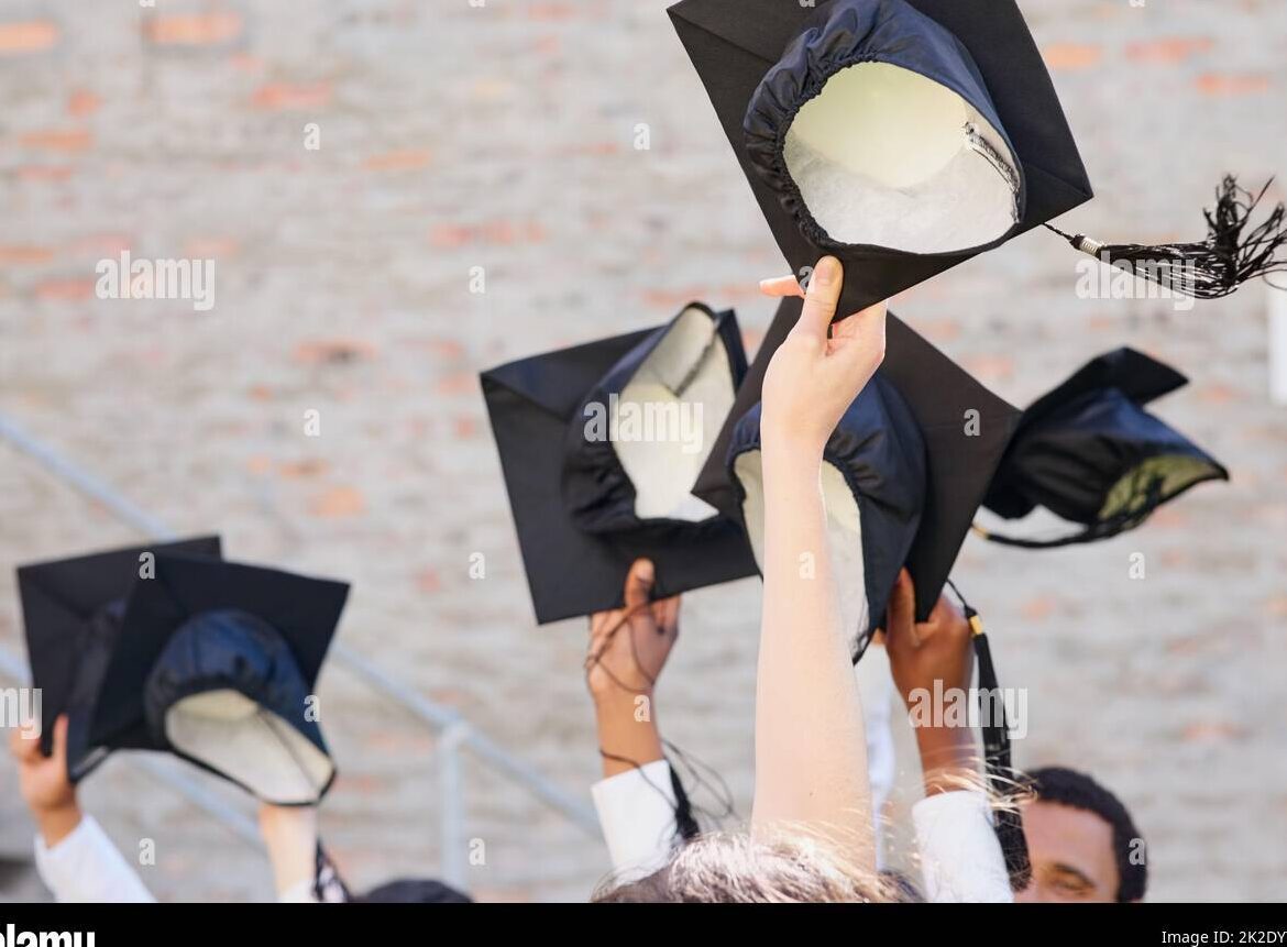 una imagen de un grupo de ninos con togas y birretes lanzando sus sombreros al aire