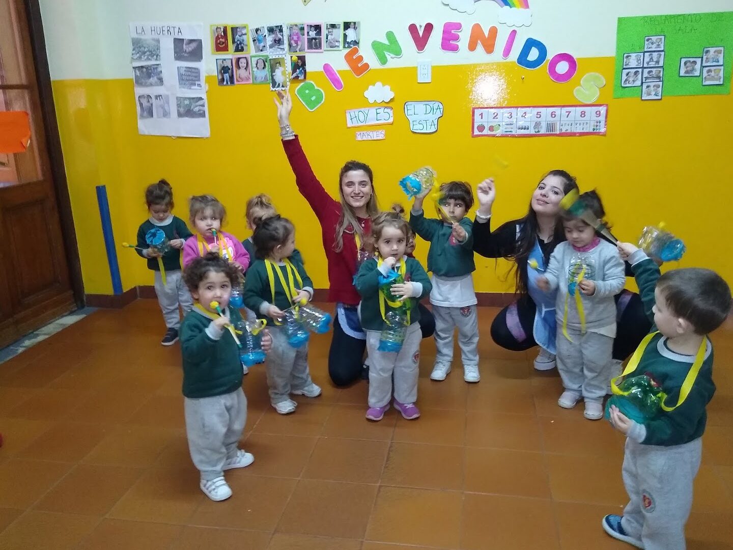 una imagen de un grupo de ninos de preescolar participando activamente en una actividad didactica