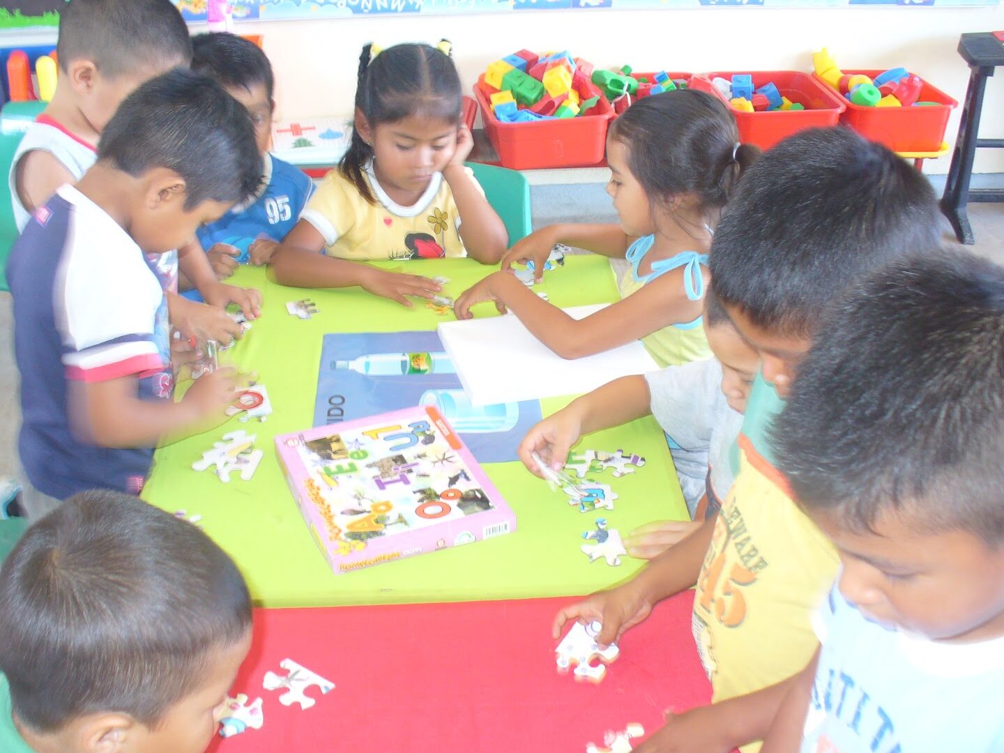 una imagen de un grupo de ninos de preescolar participando en una actividad en la que aprenden y practican valores como el respeto la amistad y la responsabilidad