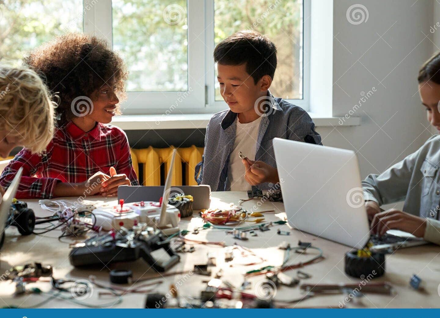una imagen de un grupo diverso de ninos y ninas que interactuan y aprenden juntos en un aula