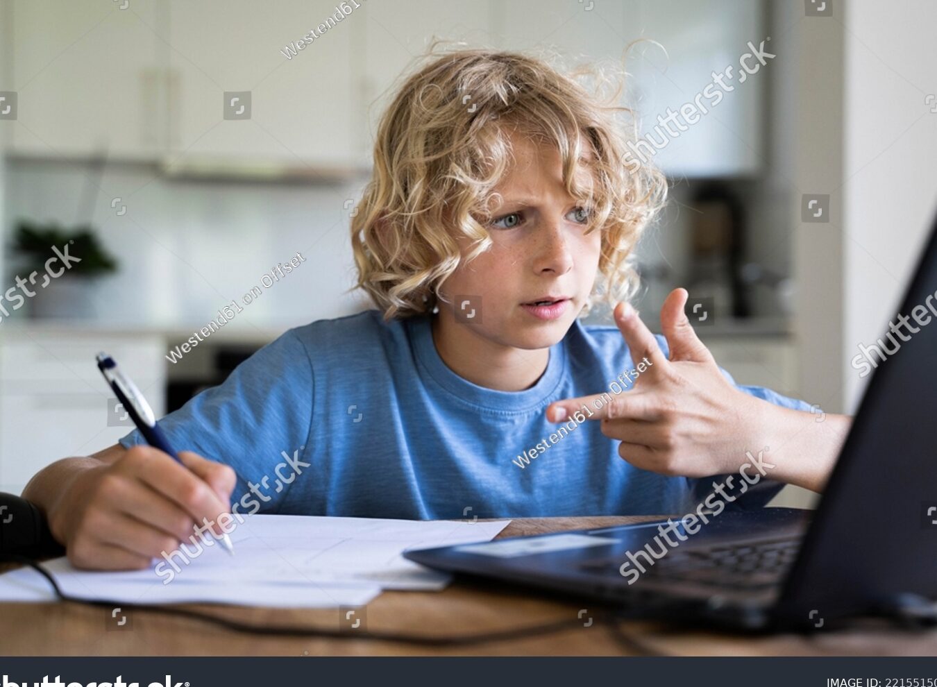 una imagen de un nino contando con los dedos