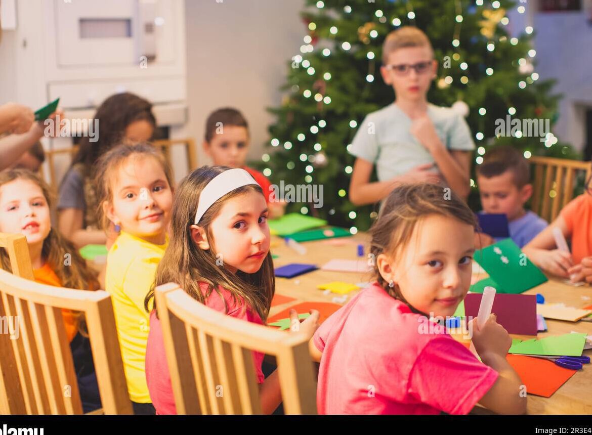 una imagen de un salon de preescolar ordenado y colorido con ninos participando en actividades educativas