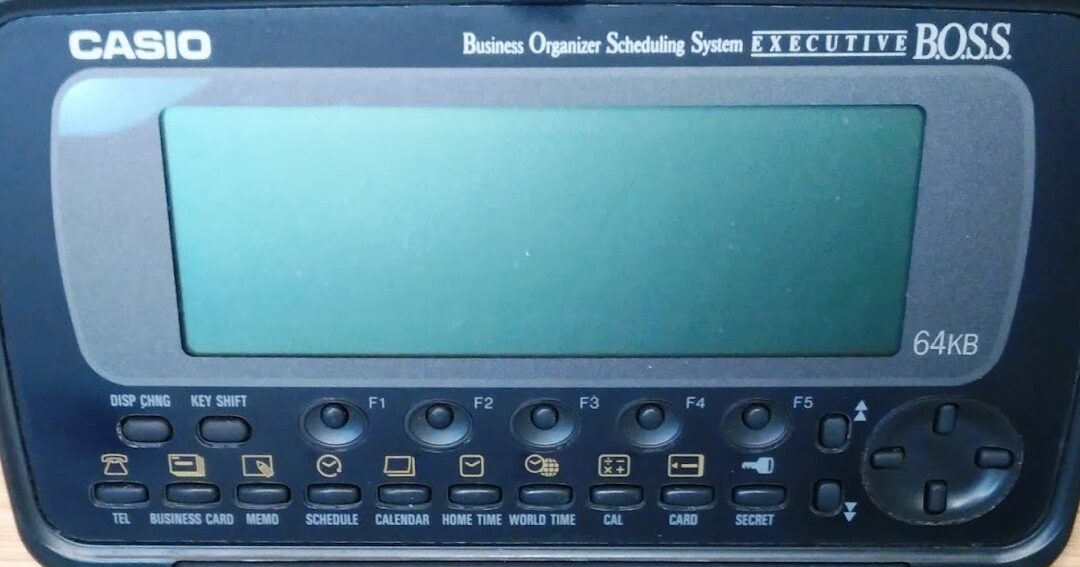una imagen de una calculadora con un numero en la pantalla mientras una mano senala el boton de division
