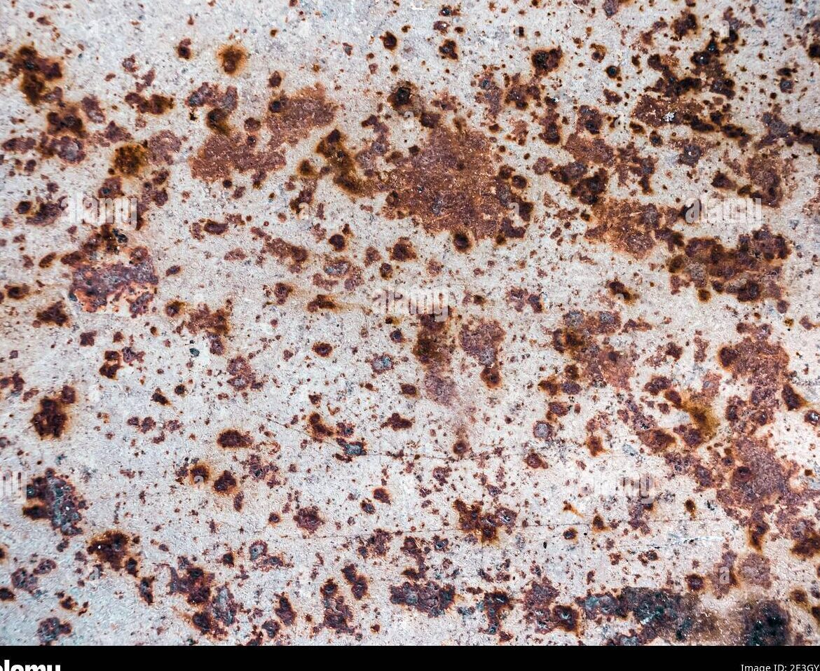 una imagen de una superficie de metal agrietada y oxidada debido al calor