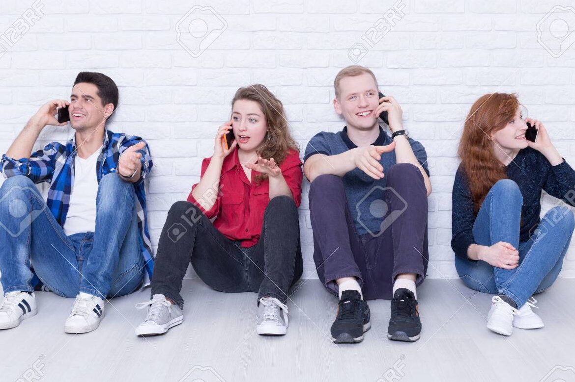 Reglas básicas para un grupo de WhatsApp escolar 1 una imagen de varios adolescentes sonrientes sosteniendo telefonos moviles y chateando en un grupo de whatsapp